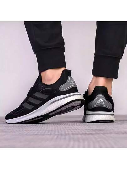Adidas أحذية رياضية للجري سهلة الارتداء مريحة وقوية ذات رباط، ماصة للصدمات ومانعة للانزلاق