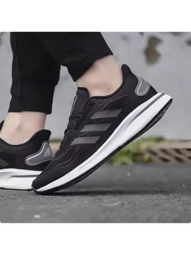 Adidas أحذية رياضية للجري سهلة الارتداء مريحة وقوية ذات رباط، ماصة للصدمات ومانعة للانزلاق