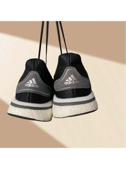 Adidas أحذية رياضية للجري سهلة الارتداء مريحة وقوية ذات رباط، ماصة للصدمات ومانعة للانزلاق