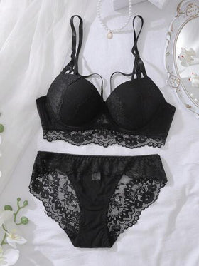 SHEIN مجموعة ملابس داخلية نسائية، صدرية دانتيل مع خصر عالي وسليكون