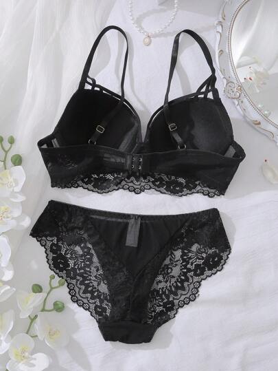 SHEIN مجموعة ملابس داخلية نسائية، صدرية دانتيل مع خصر عالي وسليكون