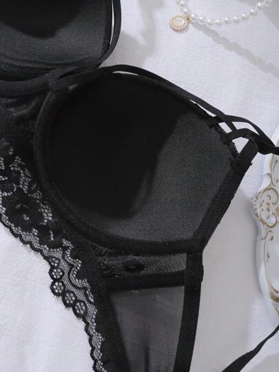 SHEIN مجموعة ملابس داخلية نسائية، صدرية دانتيل مع خصر عالي وسليكون
