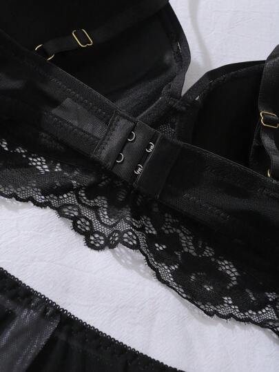 SHEIN مجموعة ملابس داخلية نسائية، صدرية دانتيل مع خصر عالي وسليكون