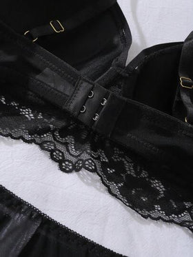 SHEIN مجموعة ملابس داخلية نسائية، صدرية دانتيل مع خصر عالي وسليكون