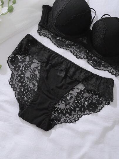 SHEIN مجموعة ملابس داخلية نسائية، صدرية دانتيل مع خصر عالي وسليكون