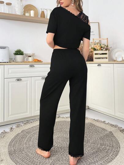 SHEIN بذلة نوم بسروال بأكمام قصيرة وكتف مائل، بتفاصيل ألوان منقوشة وخياطة من الدانتيل