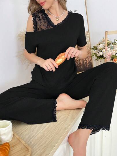SHEIN بذلة نوم بسروال بأكمام قصيرة وكتف مائل، بتفاصيل ألوان منقوشة وخياطة من الدانتيل