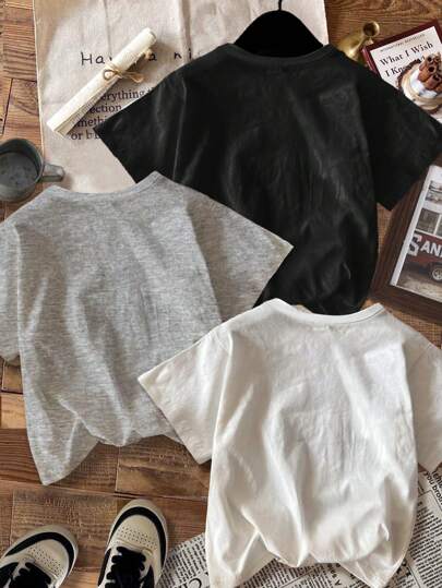 SHEIN تي شيرت كاجوال صيفي للأولاد برقبة دائرية وأكمام قصيرة مع طباعة حرفية بسيطة، مناسب للموسم الصيفي