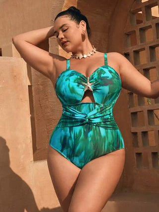 Swim Oasis زي سباحة قطعة واحدة للمرأة بقياسات كبيرة ذو طبعة من النغمات بطراز هالتر مطوي مع لحمة قابلة للتعديل وجزء مفرغ مع أربطة شريطية طبقة خارجية للشاطئ والعطلات
