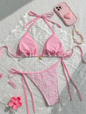 SHEIN Sweetro مجموعتان من ملابس الشاطئ الصيفية للنساء، ملابس علوية من نسيج مزخرف بالدانتيل والأزهار مع زخارف زهرية ذهبية ، وأسفل بكيني بسحاب جانبي، ملابس سباحة للمنتجعات