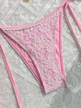SHEIN Sweetro مجموعتان من ملابس الشاطئ الصيفية للنساء، ملابس علوية من نسيج مزخرف بالدانتيل والأزهار مع زخارف زهرية ذهبية ، وأسفل بكيني بسحاب جانبي، ملابس سباحة للمنتجعات