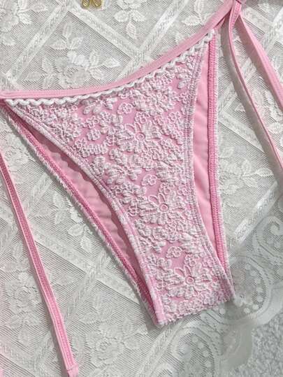 SHEIN Sweetro مجموعتان من ملابس الشاطئ الصيفية للنساء، ملابس علوية من نسيج مزخرف بالدانتيل والأزهار مع زخارف زهرية ذهبية ، وأسفل بكيني بسحاب جانبي، ملابس سباحة للمنتجعات