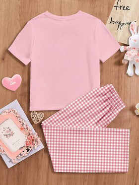 SHEIN Leap Crew مجموعة ملابس المنزل للفتيات المراهقات، تتكون من بلوزة تيشرت بأكمام قصيرة ذات رقبة دائرية وسروال فضفاض، ذات نمط شطرنج بلون دب جميل، مناسبة للربيع والصيف