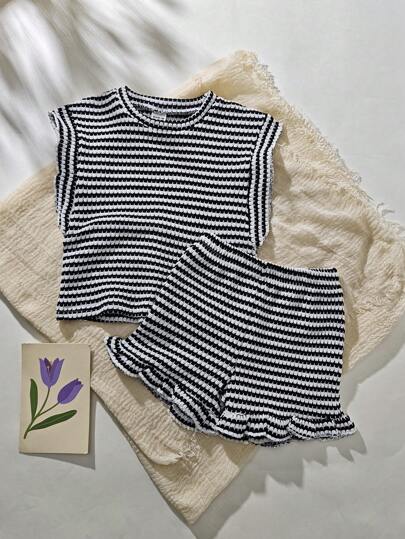 SHEIN Playful Pals مجموعتان من توب بأكمام كشكش وفوق رقبة مدورة مخطط باللون الأسود والأبيض مع شورت للأطفال الرضع والأطفال الصغار من عمر 0-3 سنوات، ملابس كاجوال مريحة للاستخدام اليومي أو الإجازات