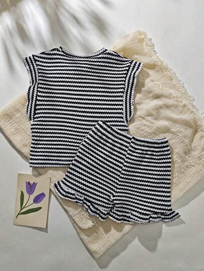 SHEIN Playful Pals مجموعتان من توب بأكمام كشكش وفوق رقبة مدورة مخطط باللون الأسود والأبيض مع شورت للأطفال الرضع والأطفال الصغار من عمر 0-3 سنوات، ملابس كاجوال مريحة للاستخدام اليومي أو الإجازات