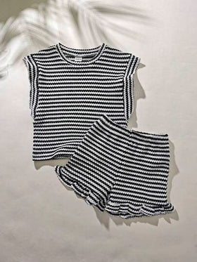 SHEIN Playful Pals مجموعتان من توب بأكمام كشكش وفوق رقبة مدورة مخطط باللون الأسود والأبيض مع شورت للأطفال الرضع والأطفال الصغار من عمر 0-3 سنوات، ملابس كاجوال مريحة للاستخدام اليومي أو الإجازات
