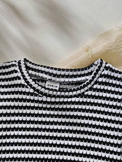 SHEIN Playful Pals مجموعتان من توب بأكمام كشكش وفوق رقبة مدورة مخطط باللون الأسود والأبيض مع شورت للأطفال الرضع والأطفال الصغار من عمر 0-3 سنوات، ملابس كاجوال مريحة للاستخدام اليومي أو الإجازات