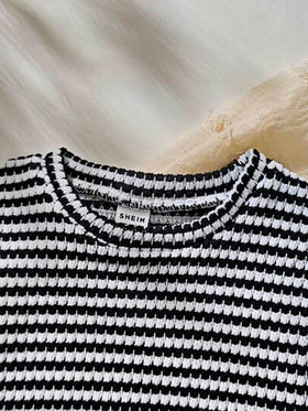 SHEIN Playful Pals مجموعتان من توب بأكمام كشكش وفوق رقبة مدورة مخطط باللون الأسود والأبيض مع شورت للأطفال الرضع والأطفال الصغار من عمر 0-3 سنوات، ملابس كاجوال مريحة للاستخدام اليومي أو الإجازات