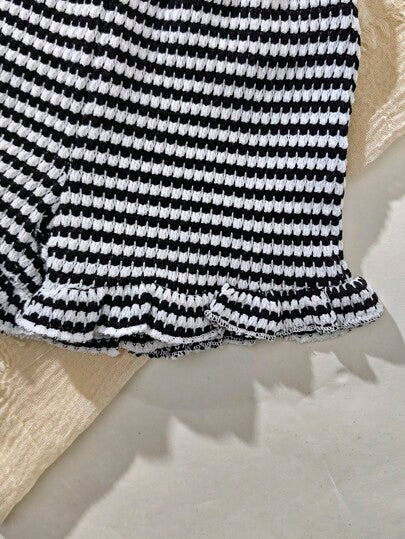 SHEIN Playful Pals مجموعتان من توب بأكمام كشكش وفوق رقبة مدورة مخطط باللون الأسود والأبيض مع شورت للأطفال الرضع والأطفال الصغار من عمر 0-3 سنوات، ملابس كاجوال مريحة للاستخدام اليومي أو الإجازات