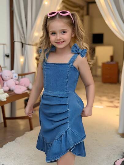 SHEIN Elladie kids فستان قصير كاجوال للبنات مزين بفيونكة جينز، حمالات متجعدة، بلا أكمام، خفيف الوزن، أنيق ومريح للصيف