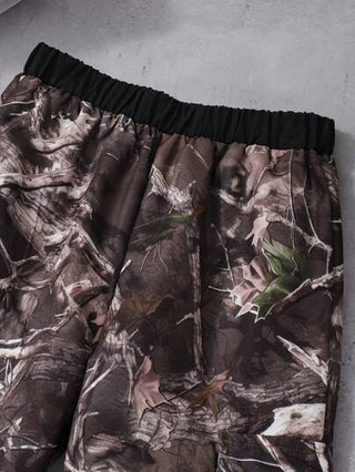 SHEIN بناطيل سراويل أولاد الصغار الكاجوال ذات الحجم الكبير طبعة فروع الغابة الكامو الأخضر العسكري