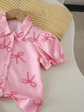 SHEIN Genkimix Kids مجموعة من 2 قطعة تتألف من قميص بأكمام منتفخة مطبوع عليه فراشات وبنطلون طويل مزين بفيونكة لفتاة صيف عادي
