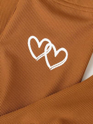 SHEIN بدلة رياضية كاجوال للأطفال البنات للربيع، تتكون من سترة كم بلا أكمام مع طبعات قلوب على نسيج مضلع وبنطلون فضفاض ذو خصر مطّاطي، 2 قطعة