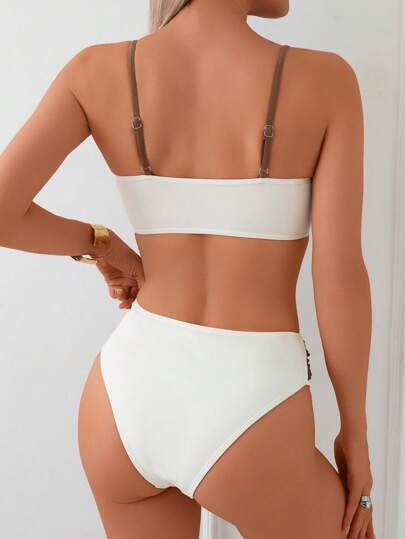 Swim Chiccia مجموعة من 2 قطعة ملابس سباحة للنساء الراشدات، تميز بتصميم ألوان البترول المنسق مع تعديل أشرطة الكتف وترصيع حبات معدنية في الأعلى، وتنسيق الأسفل بربطة خصر مرصعة بحبات معدنية