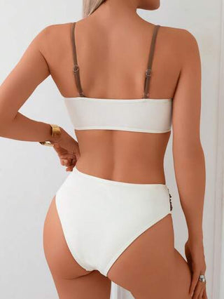 Swim Chiccia مجموعة من 2 قطعة ملابس سباحة للنساء الراشدات، تميز بتصميم ألوان البترول المنسق مع تعديل أشرطة الكتف وترصيع حبات معدنية في الأعلى، وتنسيق الأسفل بربطة خصر مرصعة بحبات معدنية
