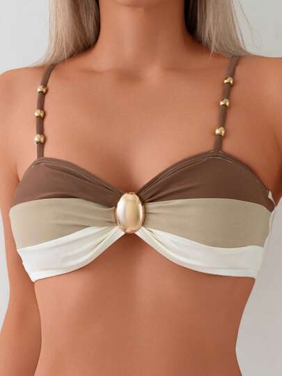 Swim Chiccia مجموعة من 2 قطعة ملابس سباحة للنساء الراشدات، تميز بتصميم ألوان البترول المنسق مع تعديل أشرطة الكتف وترصيع حبات معدنية في الأعلى، وتنسيق الأسفل بربطة خصر مرصعة بحبات معدنية