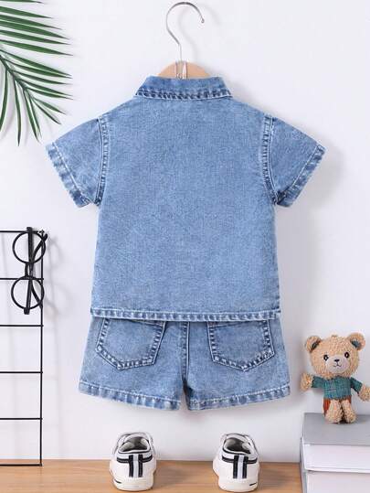 SHEIN طقم ملابس صيفي كاجوال للأطفال الصبيان، جينز برمودا أزرق فاتح منقوع، مناسب للصيف