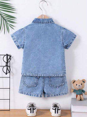SHEIN طقم ملابس صيفي كاجوال للأطفال الصبيان، جينز برمودا أزرق فاتح منقوع، مناسب للصيف
