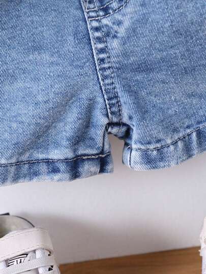 SHEIN طقم ملابس صيفي كاجوال للأطفال الصبيان، جينز برمودا أزرق فاتح منقوع، مناسب للصيف