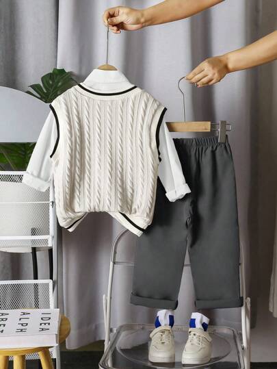 SHEIN Streecool Kids مجموعة من 3 قطع للصبي الصغير بأسلوب أكاديمي كاجوال ، تشمل صدرية رقبة على شكل حرف V مصنوعة من التريكو + قميص كاجوال + سراويل منسوجة, طريقة ارتداء متعددة، مناسبة للخروجات اليومية ، للخريف والشتاء
