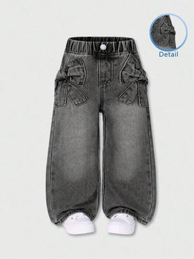SHEIN Casuvi Kids بنطلون جينز واسع مرتخي مع جيوب مطرزة بأشرطة ديكورية وقوس على شكل ذيل عصفور، جينز مبلل وقابل للتوفيق مع أي اطلالة، مريح للارتداء اليومي للبنات والفتيات الصغيرات