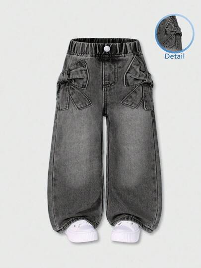 SHEIN Casuvi Kids بنطلون جينز واسع مرتخي مع جيوب مطرزة بأشرطة ديكورية وقوس على شكل ذيل عصفور، جينز مبلل وقابل للتوفيق مع أي اطلالة، مريح للارتداء اليومي للبنات والفتيات الصغيرات