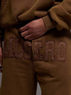 شورت جوجر مطبوع عليه شعار "Musero" مشوه