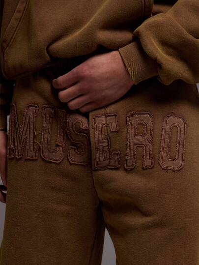 شورت جوجر مطبوع عليه شعار "Musero" مشوه