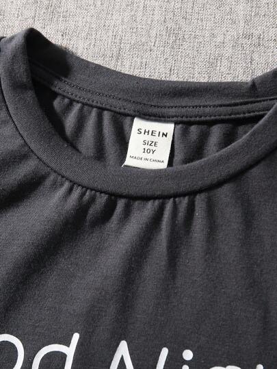 SHEIN مجموعة ملابس منزلية للأولاد المراهقين مكونة من قميص قصير الأكمام بياقة دائرية وطباعة شعار و شورتات نقشة المربعات