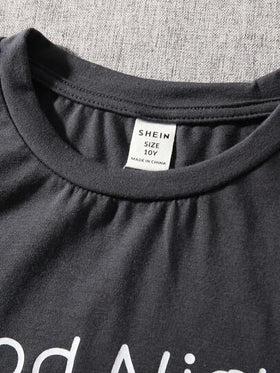 SHEIN مجموعة ملابس منزلية للأولاد المراهقين مكونة من قميص قصير الأكمام بياقة دائرية وطباعة شعار و شورتات نقشة المربعات