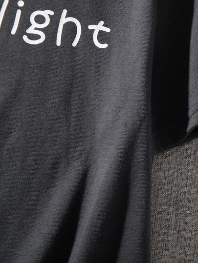 SHEIN مجموعة ملابس منزلية للأولاد المراهقين مكونة من قميص قصير الأكمام بياقة دائرية وطباعة شعار و شورتات نقشة المربعات