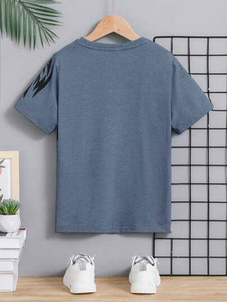 SHEIN قميص بي اتون برسومات الاسد والحرف دون عنق للفتى المراهق