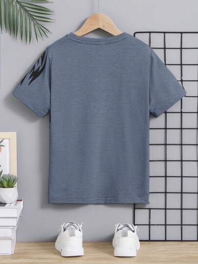 SHEIN قميص بي اتون برسومات الاسد والحرف دون عنق للفتى المراهق