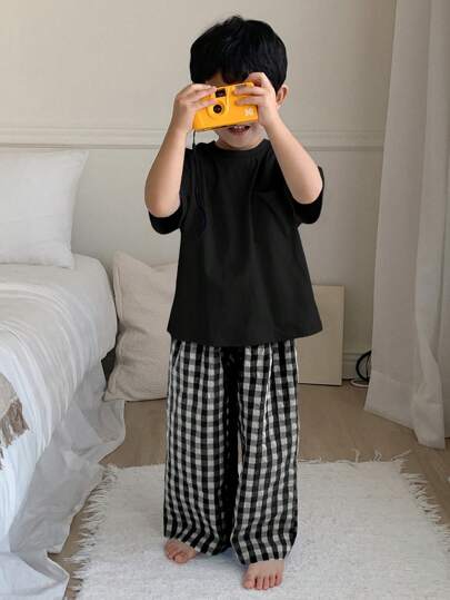 Dazy Kids مجموعة من تي شيرت أكمام قصيرة وبنطلون مخطط نسيج منسوج للأطفال الصغار، طقم ملابس منزلية، موسم الربيع/الصيف