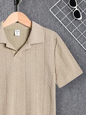 SHEIN قميص بولو للأولاد في منتصف المراهقة بياقة منقطة ونسيج بلون سادة