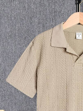 SHEIN قميص بولو للأولاد في منتصف المراهقة بياقة منقطة ونسيج بلون سادة