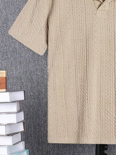 SHEIN قميص بولو للأولاد في منتصف المراهقة بياقة منقطة ونسيج بلون سادة