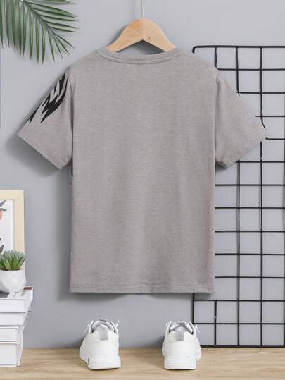 SHEIN تي شيرت كنزة ذو رقبة مستديرة مطبوع بطباعة جرافيكية أكمام قصيرة للأولاد المراهقين