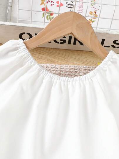 SHEIN مجموعة من قطعتين للبنات المراهقات: توب كتف منخفض مزين بكشكشة وبنطلون جينز مزين باللؤلؤ، طقم ملابس جميل للارتداء الكاجوال في الصيف