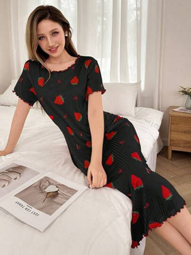 SHEIN فستان نوم نسائي بياقة مستديرة وأكمام قصيرة مطبوع عليه قلوب فراولة، مو مو
